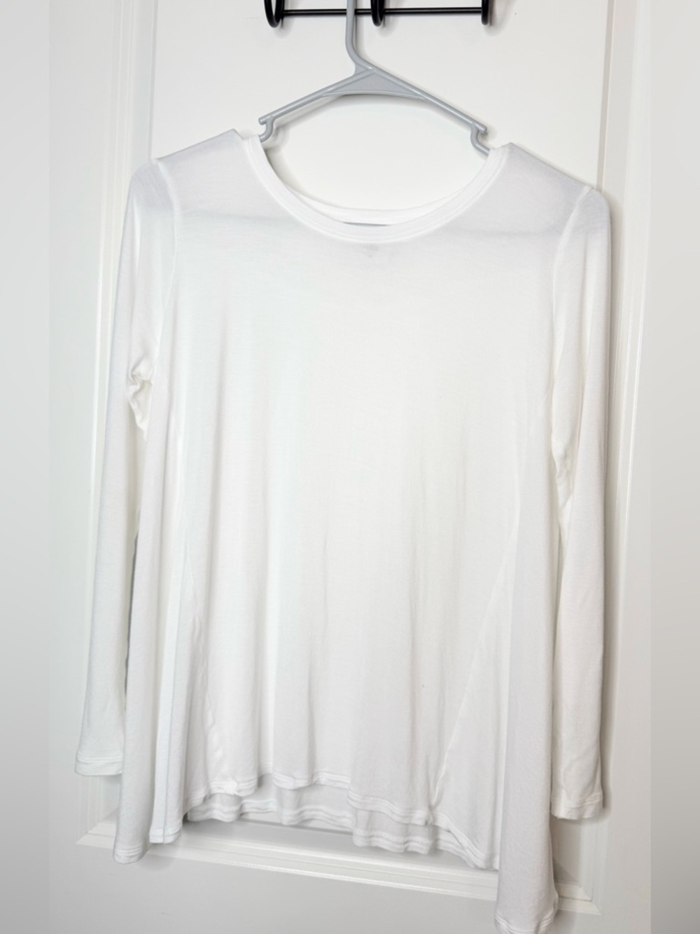Cabi White Long Sleeve Tunic Top Womens XS Rayon Stretch Swing Layering Tee